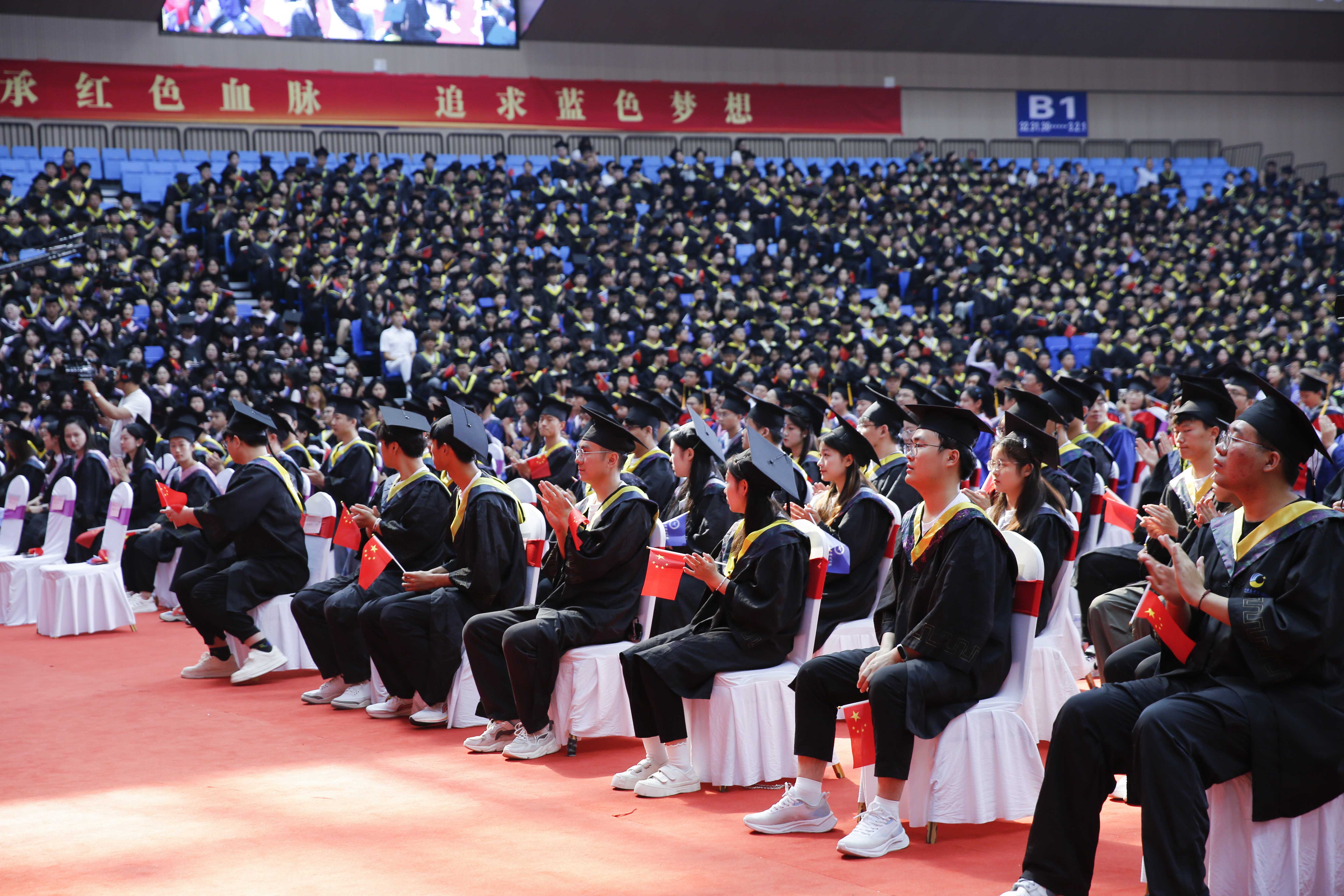 典礼开始前,现场大屏幕播放着毕业主题mv,回忆难忘的大学时光,同学们